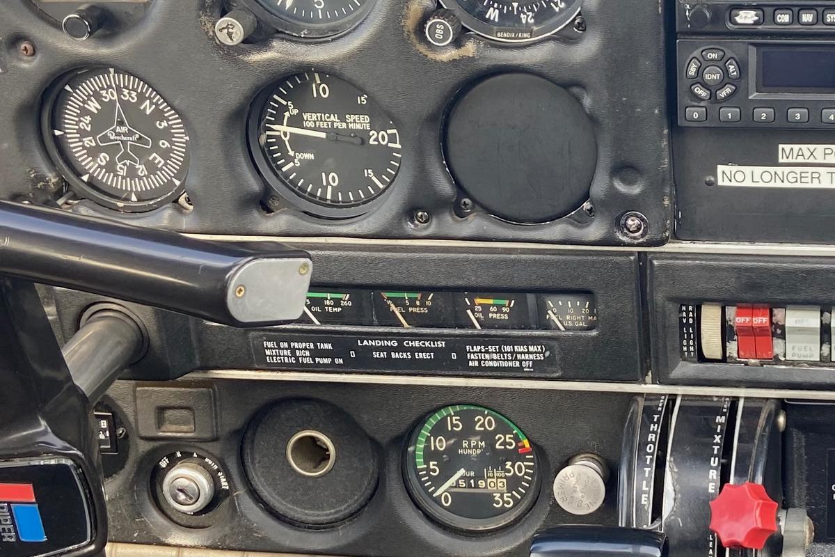 Piper Cherokee 140 instrument panel