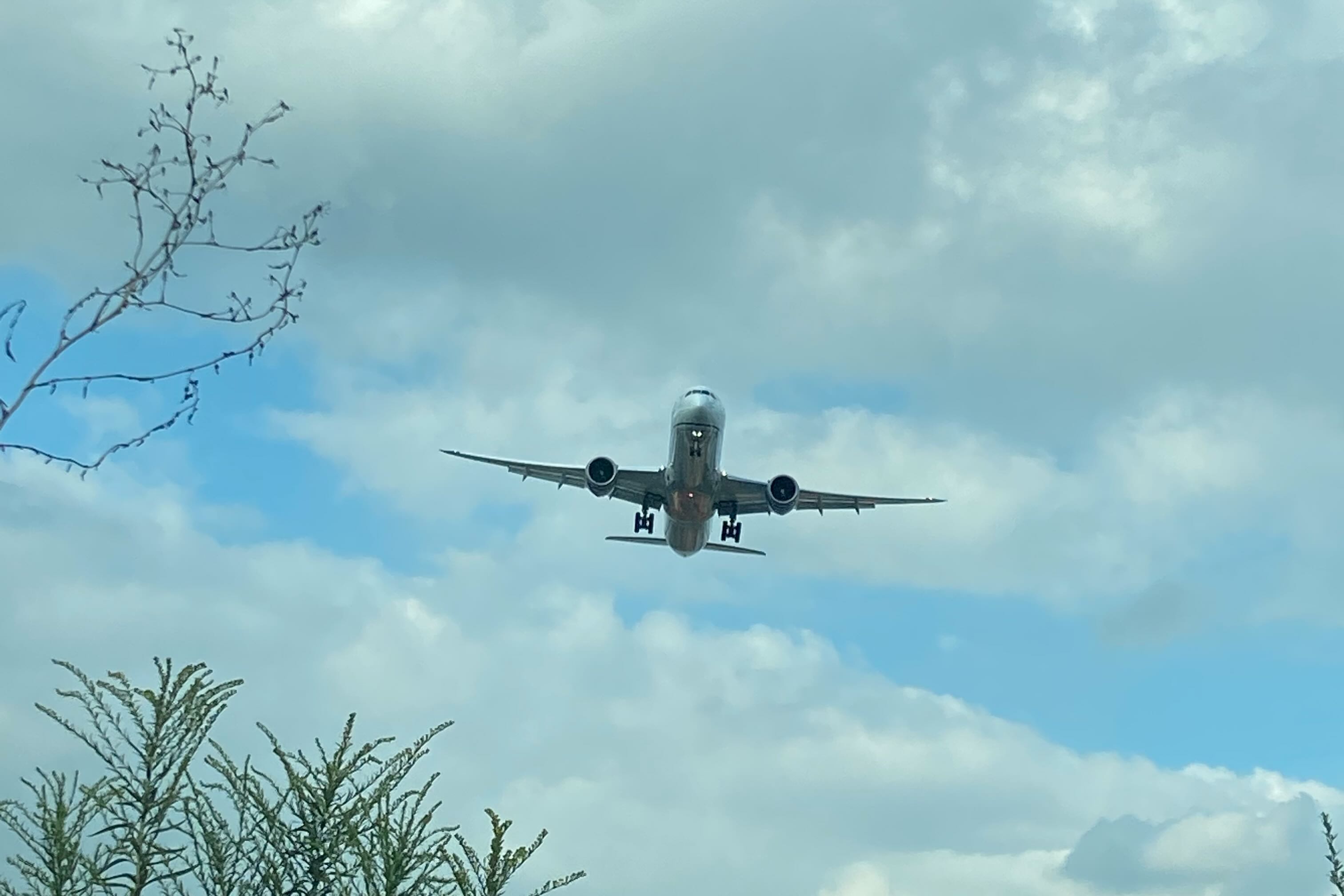 Boeing jet on final